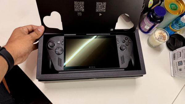 Unboxing Handheld Gaming PC, ROG XBOX Ally X.  Foto: Thomas Bosco/kumparan