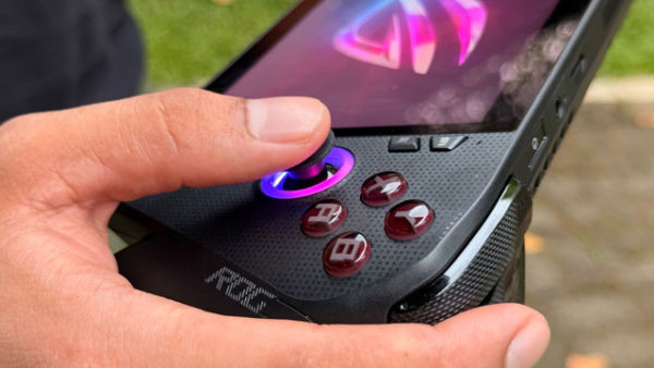 Wujud gahar dengan desain ergonomis dari ROG XBOX Ally X. Foto: Thomas Bosco/kumparan
