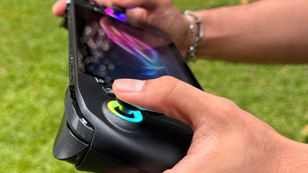 Wujud gahar dengan desain ergonomis dari ROG XBOX Ally X. Foto: Thomas Bosco/kumparan