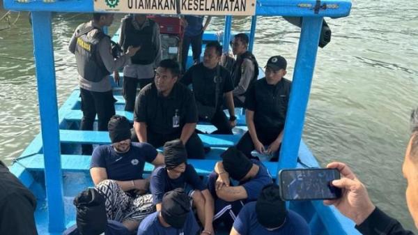 DIPINDAH KE NUSAKAMBANGAN - Ammar Zoni bersama 5 warga binaan berisiko tinggi (high risk) dipindahkan ke Lapas Nusakambangan Cilacap pada Kamis (16/10/2025).