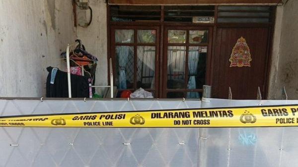 Rumah lokasi perempuan berinisial CAU (24) dibakar suaminya sendiri di Bidara Cina, Jatinegara, Selasa (14/10/2025).