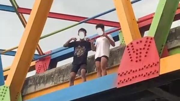 PELAJAR HILANG - Potongan video detik-detik pelajar nekat loncat ke sungai untuk membuat konten dan tenggelam di sekitar sungai Jembatan Langon, Kabupaten Tegal, Kamis (16/10/2025). (TRIBUN JATENG/ISTIMEWA)