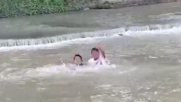 PELAJAR HILANG - Potongan video detik-detik pelajar nekat loncat ke sungai untuk membuat konten dan tenggelam di sekitar sungai Jembatan Langon, Kamis (16/10/2025). (TRIBUN JATENG/ISTIMEWA)