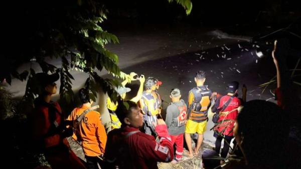 PENCARIAN KORBAN - Tim SAR gabungan melakukan penyisiran dan penyelaman mencari dua pelajar korban tenggelam di Sungai Gung Tegal, Kamis (16/10/2025). (Dok. PMI Kabupaten Tegal)