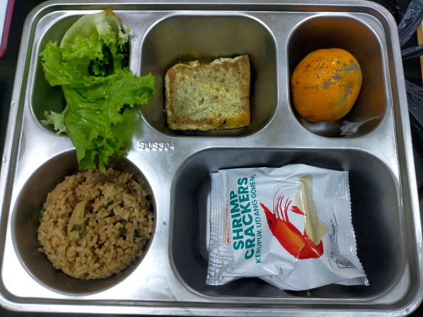 Pembagian makan bergizi gratis (MBG) di SMP Negeri 40 Jakarta.  Foto: Dok. Humas SMP Negeri 40 Jakarta