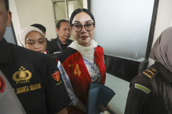 Terdakwa Nikita Mirzani tiba untuk mengikuti sidang di Pengadilan Negeri Jakarta Selatan, Jakarta, Kamis, (16/10/2025). Foto: Agus Apriyanto
