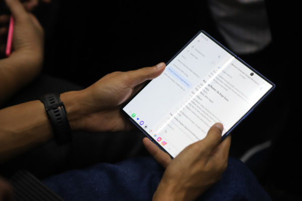 Deep Research di Gemini AI Galaxy Z Fold 7. Foto: kumparan/Iqbal Firdaus