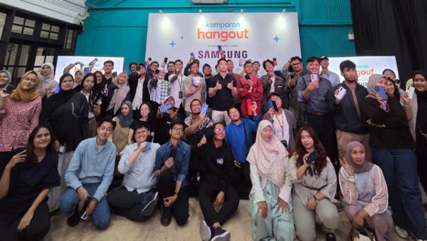 Sesi foto bersama peserta kumparan Hangout x Samsung di kantor kumparan, Jaksel, Jumat (17/10). Foto: Thomas Bosco/kumparan