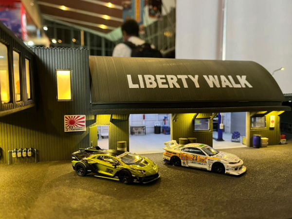 Diorama garasi Liberty Walk dari Syaffa Miniature. Foto: Syahrul Ghiffari/kumparan