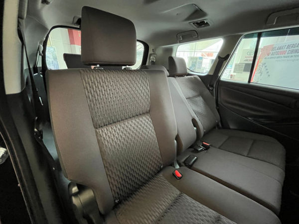 Toyota Kijang Innova Reborn keluaran 2025 di diler Toyota Auto2000 Cibinong, Rabu (15/10/2025). Foto: Syahrul Ghiffari/kumparan