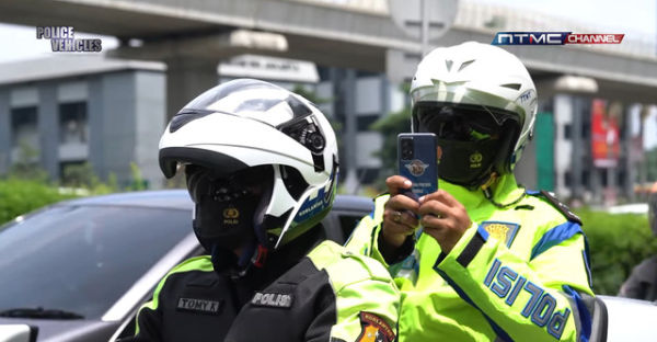 Korlantas Polri menerapkan sistem tilang elektronik baru, ETLE berbasis kamera handphone atau ETLE mobile. Foto: Youtube/NTMC