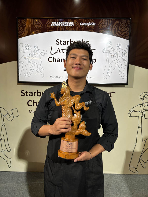 Fadhlan Gumilang dari Starbucks Mall Taman Anggrek Jakarta menjuarai SLAC 2025. Foto: Dok. Starbucks Indonesia
