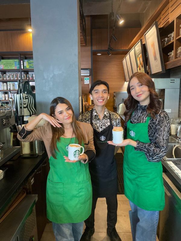 Partisipan yang terdiri dari partner Starbucks dan pelanggan di Manado mengikuti pemecahan rekor MURI Kelas Latte Art Terbanyak. Foto: Dok. Starbucks Indonesia