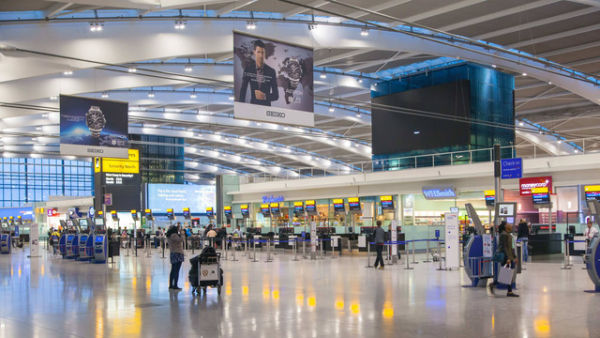 Penumpang di Bandara Heathrow. Foto: IR Stone/Shutterstock