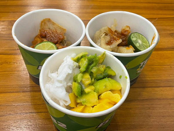 Beberapa menu Es Teler 77, batagor dan es teler. Foto: Salsha Okta Fairuz/kumparan