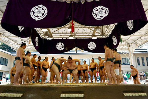 Pertandingan Sumo di Yasukuni Shrine, Tokyo, Jepang.  Foto: Issei Kato/REUTERS