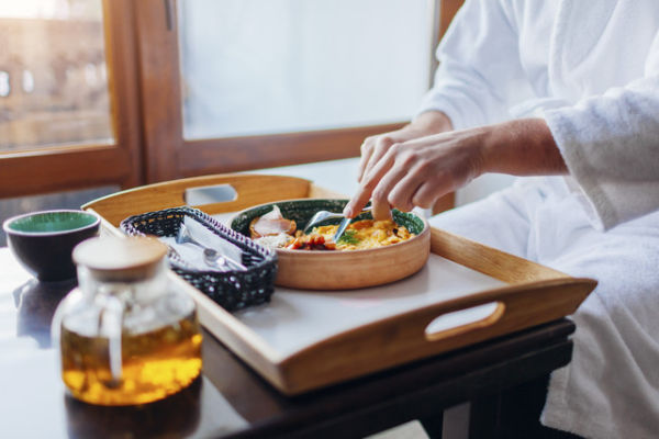 Ilustrasi tamu hotel makan di kamar. Foto: Mariia Boiko/Shutterstock