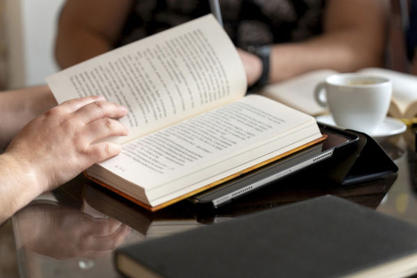 Ilustrasi perempuan baca buku. Foto: Shutterstock