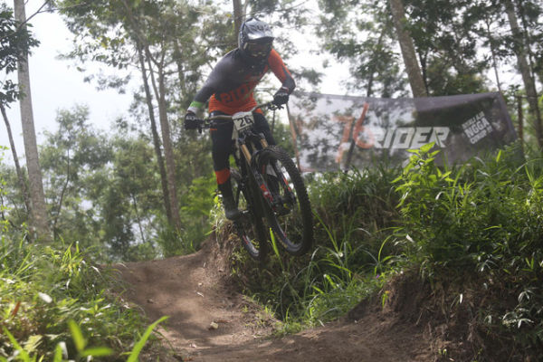 Putaran final kejuaraan 76 Indonesian Downhill (IDH) 2025 di Klemuk Bike Park, Batu, Jawa Timur. Foto: 76 Indonesian Downhill