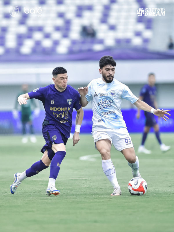 Persita Tangerang vs PSIM Yogyakarta dalam laga lanjutan Super League 2025/26 di Stadion Indomilk Arena, Tangerang, pada Jumat (17/10/2025). Foto: X/ @Persitajuara