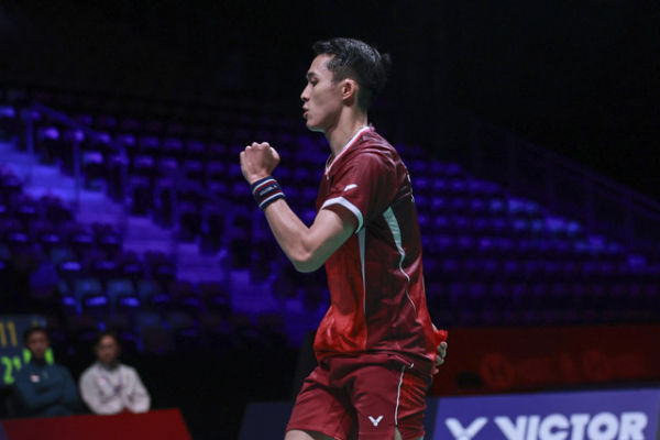 Jonathan Christie melawan pebulu tangkis Jepang Kenta Nishimoto pada pertandingan Denmark Open di Jyske Bank Arena, Odense, Denmark, Rabu (15/10/2025). Foto: Dok. PBSI