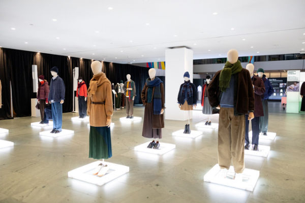 Koleksi Fall Winter 2025 Uniqlo dipamerkan saat acara perayaan Uniqlo LifeWear di Museum of Modern Art (MoMA) New York, Senin (15/9/2025). Foto: UNIQLO