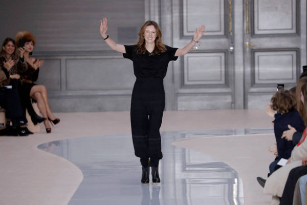 Desainer Clare Waight Keller. Foto: Patrick KOVARIK / AFP