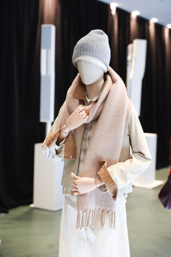 Koleksi Fall Winter 2025 dipamerkan pada perayaan Uniqlo LifeWear di Museum of Modern Art (MoMA) New York, Senin (15/9/2025). Foto: UNIQLO