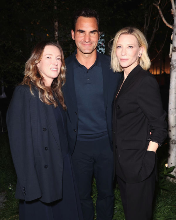 Clare Waight Keller bersama duta Uniqlo Roger Federer & Cate Blanchett di acara Perayaan Uniqlo LifeWear di Museum of Modern Art (MoMA) New York, Senin (15/9/2025). Foto: UNIQLO