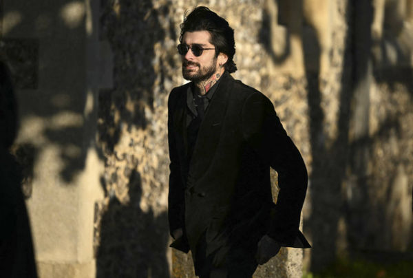Mantan anggota band One Direction, Zayn Malik pergi setelah menghadiri upacara pemakaman mendiang penyanyi One Direction, Liam Payne, di gereja St Mary di Amersham, sebelah barat London pada tanggal 20 November 2024. Foto: JUSTIN TALLIS/AFP