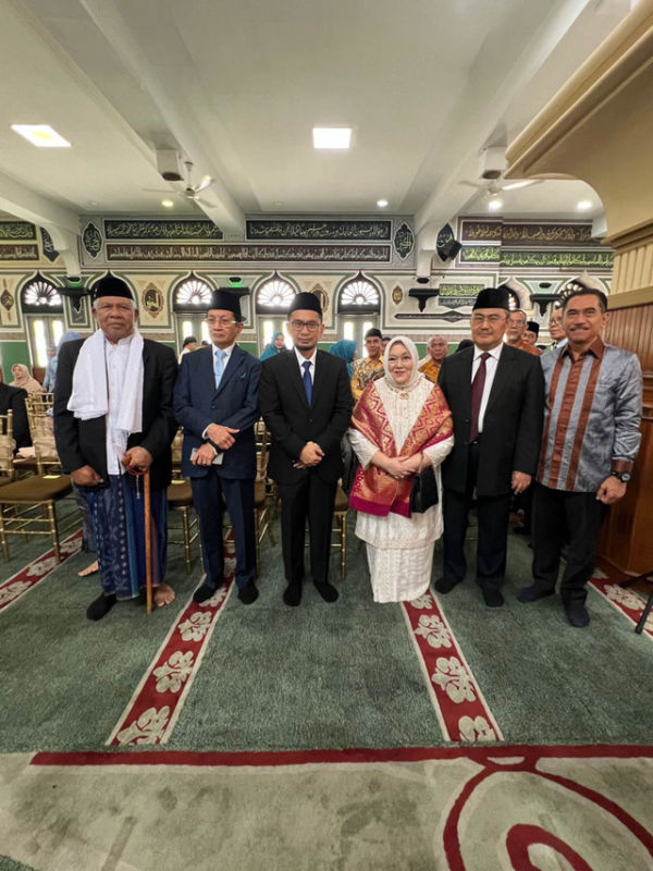 Pernikahan Wamenag Romo Syafi'i yang dihadiri oleh Ketua Dewan Pembina Yayasan Pesantren Islam Al Azhar, Jimly Asshiddiqie; Menteri Agama, Nasaruddin Umar; Penasihat Khusus Presiden Urusan Haji, Muhadjir Effendy, di Al Azhar Jakarta, Sabtu (18/10). Foto: Dok. Istimewa