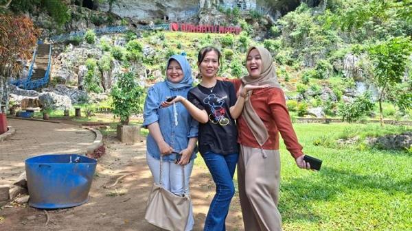 GOA BATU HAPU- Selvi, Gresia dan Suci Takjub dengan Pemandangan alam di objek wisata alam Goa Batu Hapu di Desa Batu Hapu, Kecamatan Hatungun,  Kabupaten Tapin.
