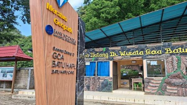 Loket masuk objek wisata alam Goa Batu Hapu
