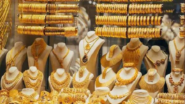 चांदीचे दर गेल्या वर्षीच्या 98000 रुपयांवरुन 55 टक्क्यांनी वाढून 180000 रुपयांवर पोहोचले आहेत. तरी देखील ग्राहकांची मागणी मोठ्या प्रमाणावर आहे. सोने चांदी शिवाय भांडी आणि घरगुती उपकरणांच्या विक्रीतून 15000 कोटी, इलेक्ट्रॉनिक्स  आणि विजेच्या उपकरणांच्या विक्रीतून 10 हजार कोटी  आणि सजावटीच्या वस्तू आणि धार्मिक सामग्रीच्या विक्रीतून 3000 कोटी रुपयांची कमाई झाल्याची माहिती आहे.