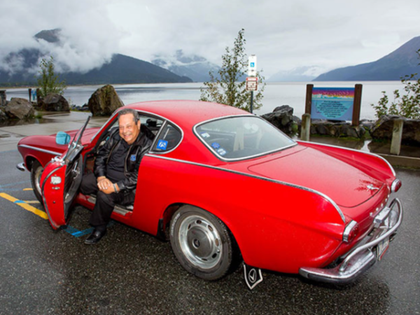 Irvin Gordon bersama Volvo P1800S tahun 1996 miliknya. Foto: Dok. Guiness World Records