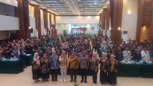 FOTO BERSAMA- Penjabat Sekretaris Daerah (Pj Sekda) Kabupaten Banjar, H Ikhwansyah berfoto bersama  244 Penjamah Makanan dari SPPG se Kabupaten Banjar.