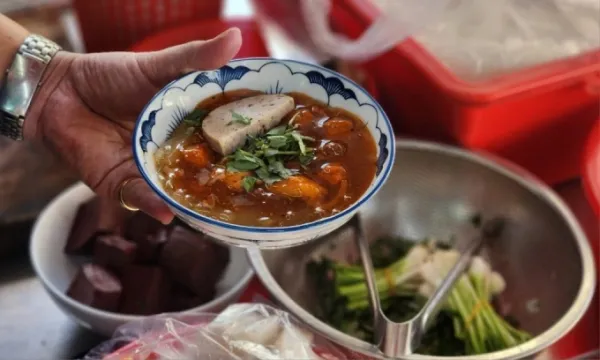 Nam Pho noodle soup has a characteristic red color. Photo: Bich Phuong