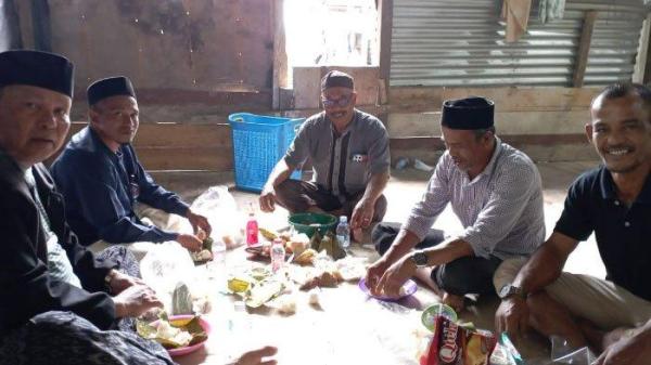 MENIKMATI HIDANGAN - Keuchik Gampong Pajar, Ibrahim ZA bersama tamu undangan menikmati hidangan dan menyampaikan apresiasi atas partisipasi seluruh pihak dalam menyukseskan kegiatan tersebut.