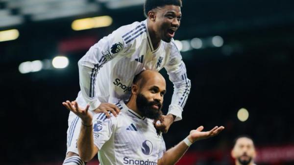 SELEBRASI - Penyerang Manchester United, Bryan Mbeumo (bawah) merayakan gol bersama Amad Diallo (atas), dalam laga Liverpool vs Manchester United pada pekan ke-8 Liga Inggris di Anfield, Minggu (19/10/2025) malam WIB.