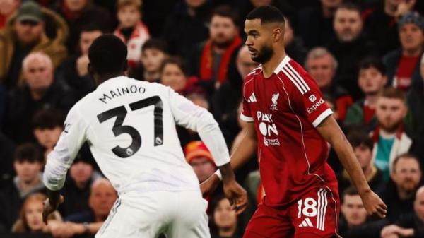 BERDUEL - Aksi penyerang Liverpool, Cody Gakpo (kanan) saat berduel dengan gelandang Manchester United, Kobbie Mainoo (kiri) pada pekan ke-8 Liga Inggris di Anfield Stadium, Minggu (19/10/2025) malam WIB. Liverpool dipecundangi Manchester United 1-2.