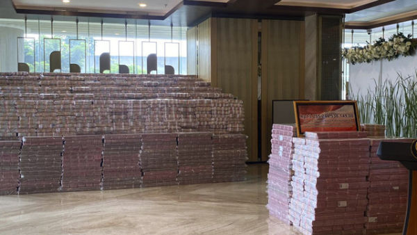 Penampakan tumpukan sebagian dari uang sitaan Rp 13 T kasus CPO sebagai penyerahan uang pengganti kerugian negara, di Gedung Kejagung, Jakarta, Senin (20/10/2025). Foto: Zamachsyari/kumparan