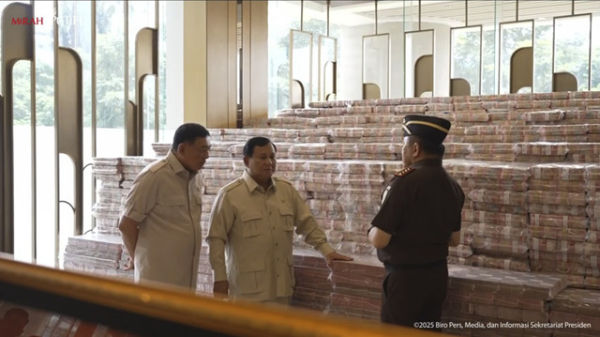 Presiden Republik Indonesia Prabowo Subianto tiba untuk menyaksikan penyerahan uang sitaan sebesar Rp 13,2 T dalam kasus korupsi CPO di Kejaksaan Agung, Jakarta Selatan, Senin (20/10/2025). Foto: Youtube/Sekretariat Presiden