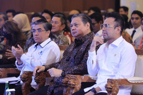 Menko Perekonomian Airlangga Hartarto, Menaker Yassierli, dan Utusan Khusus Presiden Bidang Pembinaan Generasi Muda dan Pekerja Seni Raffi Ahmad menghadiri Pembukaan Penyelenggaraan Pemagangan Nasional Lulusan Perguruan Tinggi Batch I Tahun 2025 di Ruang Tridharma Kemnaker, Jakarta, Senin (20/10). Foto: Dok. Kemnaker