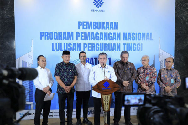 Menko Perekonomian Airlangga Hartarto, Menaker Yassierli, dan Utusan Khusus Presiden Bidang Pembinaan Generasi Muda dan Pekerja Seni Raffi Ahmad menghadiri Pembukaan Penyelenggaraan Pemagangan Nasional Lulusan Perguruan Tinggi Batch I Tahun 2025 di Ruang Tridharma Kemnaker, Jakarta, Senin (20/10). Foto: Dok. Kemnaker