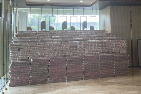 Penampakan tumpukan sebagian dari uang sitaan Rp 13 T kasus CPO sebagai penyerahan uang pengganti kerugian negara, di Gedung Kejagung, Jakarta, Senin (20/10/2025). Foto: Fadhil Pramudya/kumparan