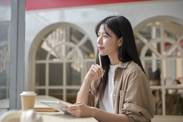 Ilustrasi Fakta Menarik Tentang Otak Perempuan. Foto: BongkarnGraphic/Shutterstock