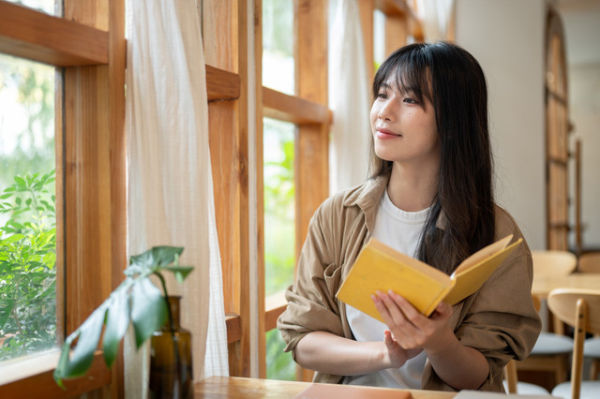 Ilustrasi perempuan dan buku. Foto: Shutterstock