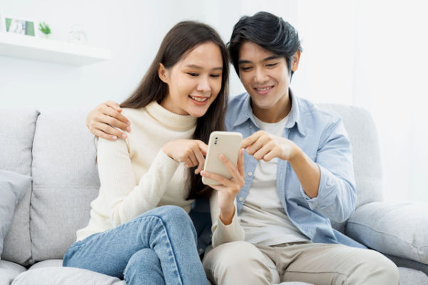 Ilustrasi Pasangan Harus Jadi Sahabat Terbaik 24/7. Foto: Kmpzzz/Shutterstock