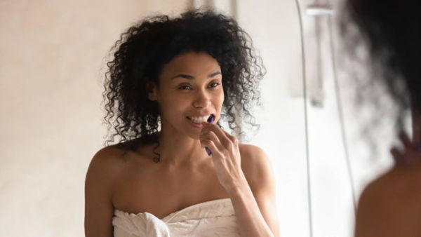 Ilustrasi perempuan sikat gigi. Foto: fizkes/Shutterstock
