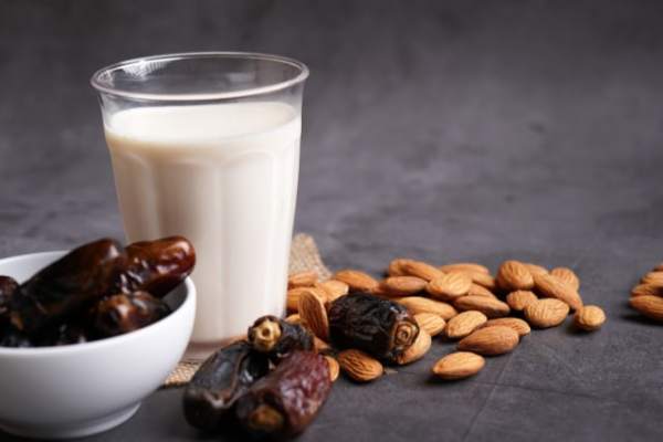 Ilustrasi susu almond kurma Foto: Shutter Stock